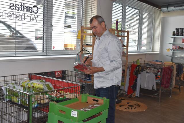 Mohamad (62) arbeitet seit 2020 freiwillig im Sozialmarkt Wörgl. Er will etwas zurückgeben und helfen.  | Foto: Barbara Fluckinger