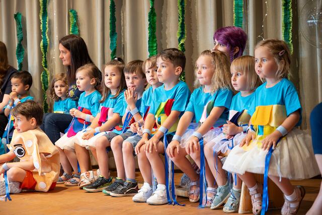 Großer Applaus für die Kleinsten: Zum 30-Jahr-Jubiläum des Klinikum-Betriebskindergartens in Wels
stand der Mitarbeiternachwuchs im Rampenlicht.  | Foto: Klinikum Wels-Grieskirchen / Nik Fleischmann