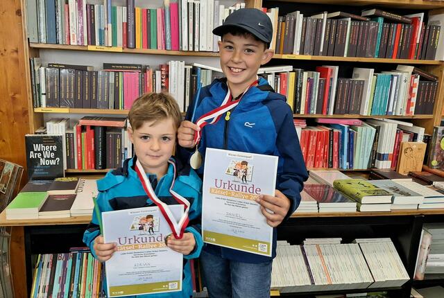 Urkundenübergabe an die Teilnehmer Adrian und Daniel.  | Foto: WKW/Bock