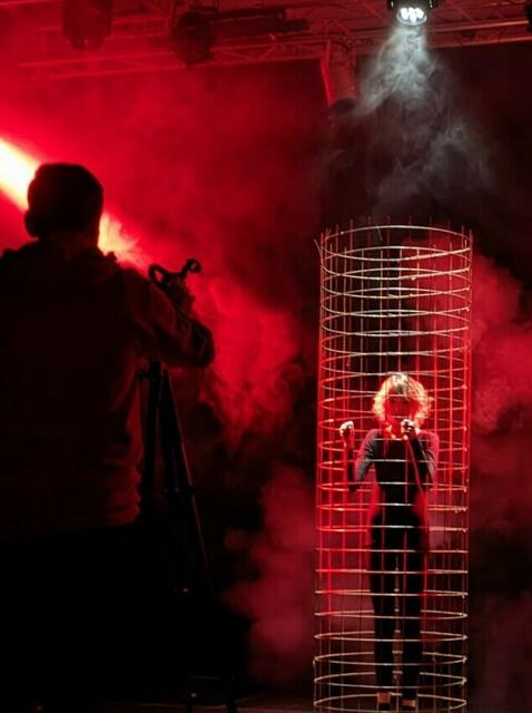 Das Musikvideo wurde mit Licht- und Nebeleffekten produziert und spiegelt die Stimmung im Song wider. | Foto: Marian Milucky