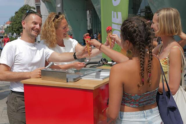 Die beiden Grüne Wien-Parteivorsitzenden Judith Pühringer und Peter Kraus verteilten im Rahmen eines Medientermins vor "The Mall" Eiskugeln an vorbeihuschende Passanten.  | Foto: Grüne Wien