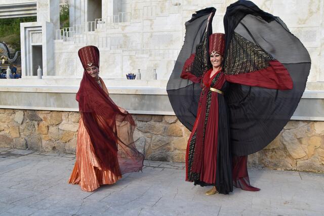 Zwei Tänzerinnen präsentieren vor der Aufführung ihre Kostüme und streifen durch die Menschenmasse. | Foto: Katharina Podiwinsky RMA