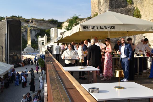 Bei der Opernlounge, also dem VIP-Bereich der Oper im Steinbruch. | Foto: Katharina Podiwinsky RMA