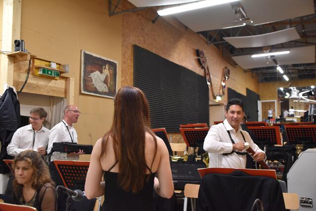 In der Hütte des Orchesters, da ein Orchestergraben im Steinbruch nicht möglich wäre.  | Foto: Katharina Podiwinsky RMA
