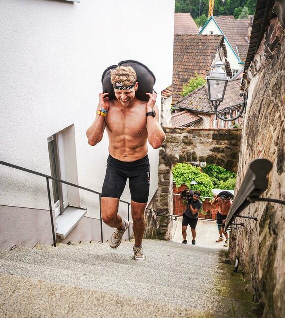 Sandsäcke mussten über weite Distanzen mitgeschleppt werden. | Foto: Hofstätter