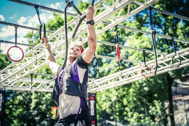 77 Hindernisse mussten überwunden werden, unter anderem auch Hantel-Hindernisse. | Foto: Hofstätter
