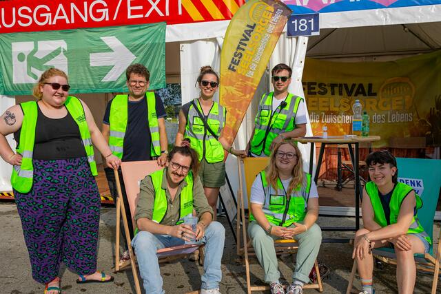 Victoria König (3. v. l.) und das Team der Festivalseelsorge bei ihrem Einsatz am Lido Sounds Festival. | Foto: Trainproduction / Festivalseelsorge / Matthias Trinkl