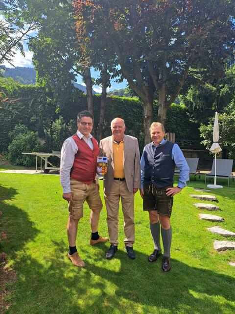 Vlnr.: Micheal Obermoser (Bürgermeister von Wald und neuer Bezirksbürgermeister des Pinzgaus), Hans Warter (ehemaliger Bürgermeister von Piesendorf sowie Bezirksbürgermeister) und Erich Rohrmoser (Bürgermeister von Saalfelden und stellvertretender Bezirksbürgermeister). | Foto: Region-Pinzgau