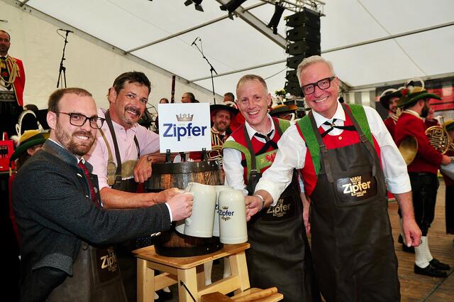 In Festlaune: Bgm. Marco Mösl, Bez.-Obmann Franz Niederkofler, Obmann Helmut Fitzner und Kapellmeister Peter Guggenbichler