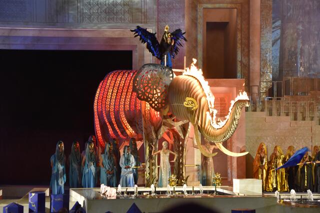 Der riesige Feuer spuckende Elefant live und in Action. | Foto: Katharina Podiwinsky RMA