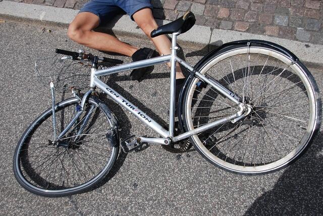 Der 64-jährige Radfahrer musste eine Notbremsung einlegen, um nicht mit dem Pkw zu kollidieren und kam dabei zu Sturz. (Symbolbild) | Foto: pixabay