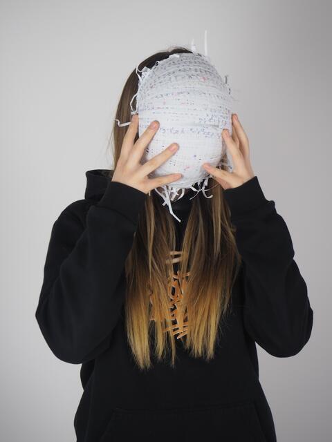 Hide and seek: Verhüllungen aus zerschnipselten Prüfungsaufgaben, ein Sinnbild für Macht und Ohnmacht | Foto: Mag. Johanna Kirmann