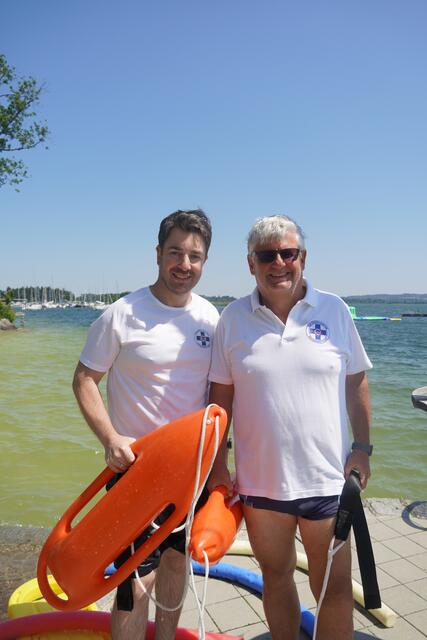 Stefan Gangl (links) und Wolfgang Stallegger von der Wasserrettung Seeham betreuten die Schwimmkurse. | Foto: Emanuel Hasenauer