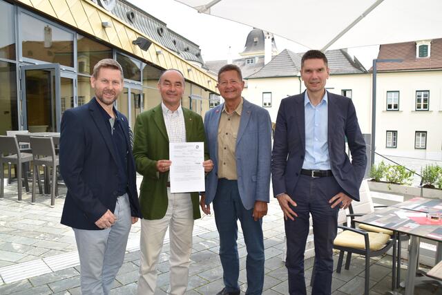 Präsentieren den Bescheid des Landes: "Neue Heimat"-Geschäftsführer Christian Wieseneder, Bürgermeister Andreas Linhart, Vizebgm. Christian Schmitzer und Klaus Wiltschnigg (Wiener Städtische Versicherung). (v.l.) | Foto: Hirss