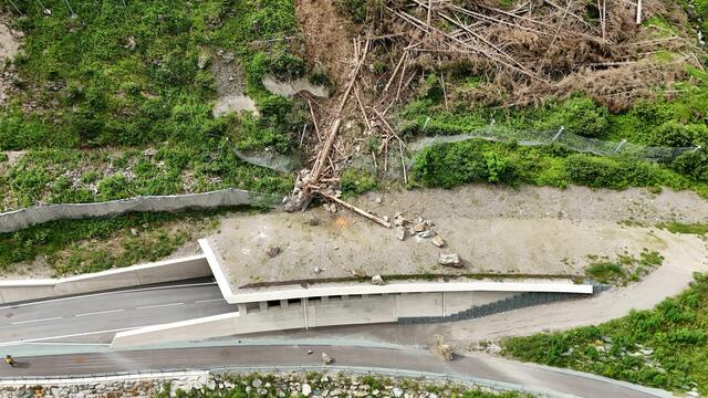 Die neue Mellitzgrabengalerie schützte die L 25 Defereggentalstraße kürzlich vor einem massiven Felssturz.  | Foto: Land Tirol