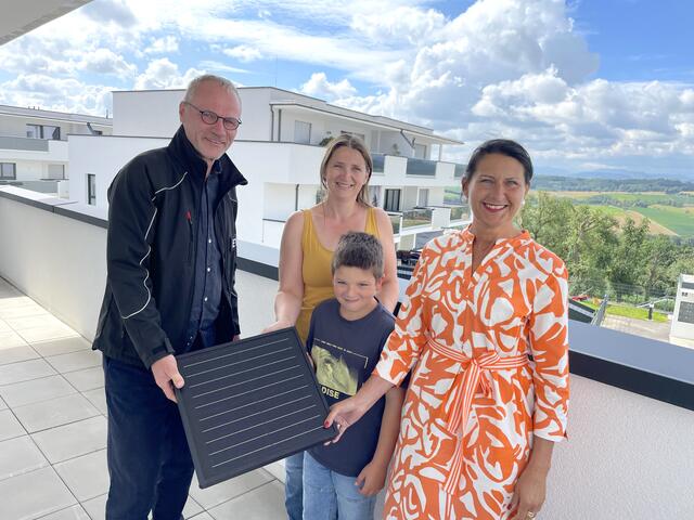 Stefan Zach (EVN) und Chefredakteurin Karin Zeiler übergeben das Balkonkraftwerk an Gewinnerin Silvia Leeb und ihren Sohnemann "Ronaldo". | Foto: Schütz