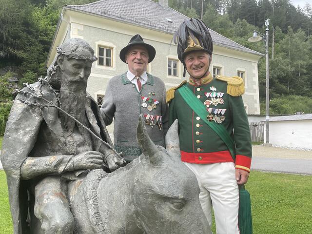 Valentin Pfeifenberger ist am 7. Juli 2004 verstorben. Am 13. November würde er seinen 110. Geburtstag feiern. In Zederhaus gedenken Peter Moser (li.), Ehrenobmann der Thomataler Stachelschützen, sowie Bezirksschützenkommandant Albert Planitzer (re.) gemeinsam mit rund 450 Schützen am 20. Juli ihrem langjährigen Bezirksschützenkurat. | Foto: pjw