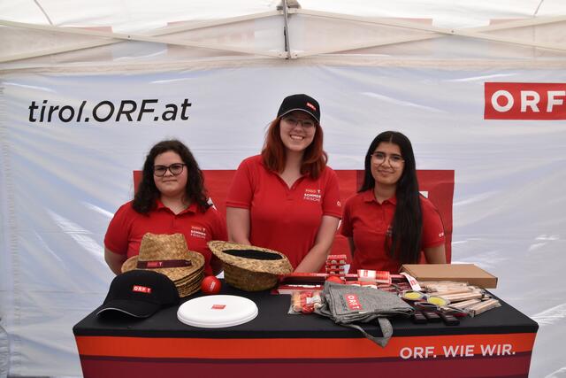 Lena Wimmer, Lisa Neururer und Karla Warda begrüßten an ihrem Stand die Besucher, die tolle Preise gewinnen konnten. | Foto: Kendlbacher
