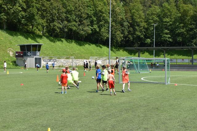 Auch am Fußballplatz ging es so richtig zur Sache – Mit Trainern der Fußballschule München macht das Training noch einmal mehr Spaß. | Foto: Kendlbacher