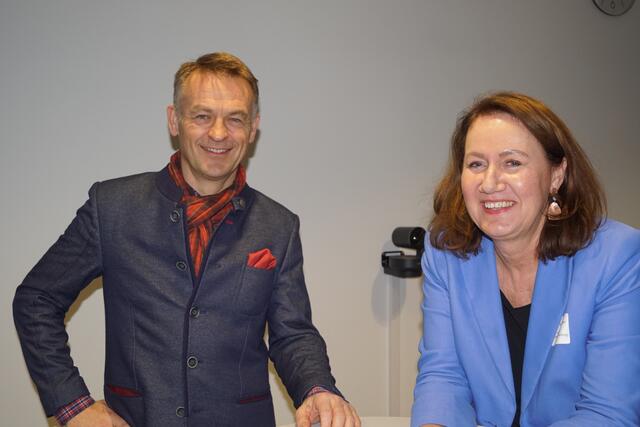Werner Pamminger von der Business Upperaufstria als Gesprächspartner, Kooperationspartner und Gastgeber mit Lehrgangsleiterin DI Sabine Pelzmann