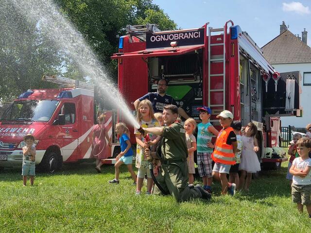 Die Kinder durften die Aufgaben der Feuerwehr hautnah miterleben. | Foto: FF Großwarasdorf