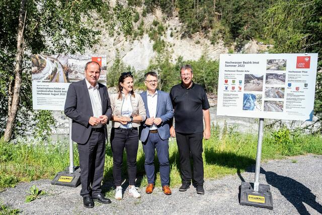 Beim Lokalaugenschein im Ötztal, v.li.: LHStv Josef Geisler, LRin Astrid Mair, Bernd Stigger (Leiter des BBA Imst) und Bgm Jakob Wolf | Foto: Land Tirol/Christanell