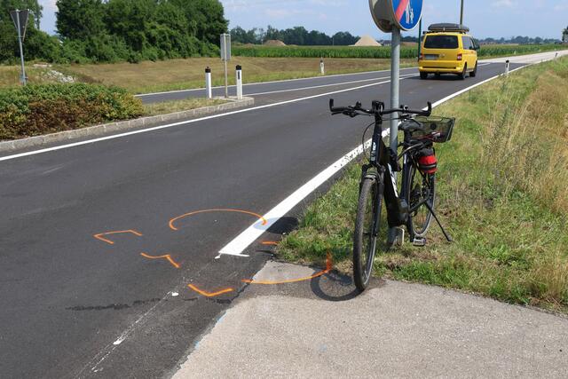 Pkw gegen E-Bike: In Weißkirchen kam es im Kreisverkehr zu einem schweren Unfall, bei dem zumindest eine Person verletzt wurde. | Foto: laumat.at