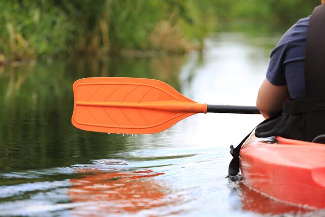 Am Mittwochmittag kam es in St. Jakob i.D. am Schwarzach Fluss zu einem Unfall beim Kajakfahren. Eine 21-Jährige wurde dabei verletzt.
 | Foto: Shutterstock/SaskiaAcht (Symbolbild)