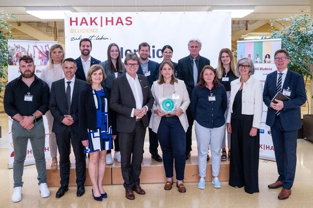 Minister Martin Polaschek (vorne in der Mitte) zu Besuch in der BHAK/PHAS Bludenz. | Foto: Land Vorarlberg