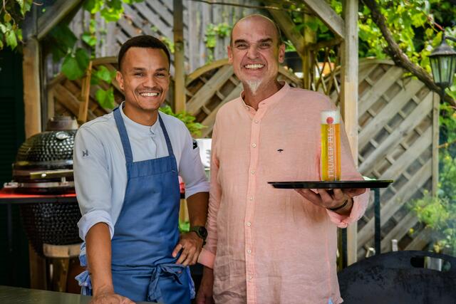 Küchenchef Martin Azzu (l.) und Restaurantleiter Hannes Ehmann (re.) haben die A &amp; E Holzhütte neueröffnet. | Foto: A&amp;E Holzhütte
