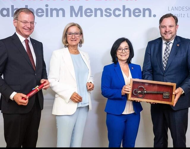 "Schlüsselübergabe" von NÖ an OÖ: Landeshauptmann Thomas Stelzer, Landeshauptfrau Johanna Mikl-Leitner, Bundesrätin Margit Göll und Bundesratspräsident Franz Ebner (v. l.). | Foto: zVg