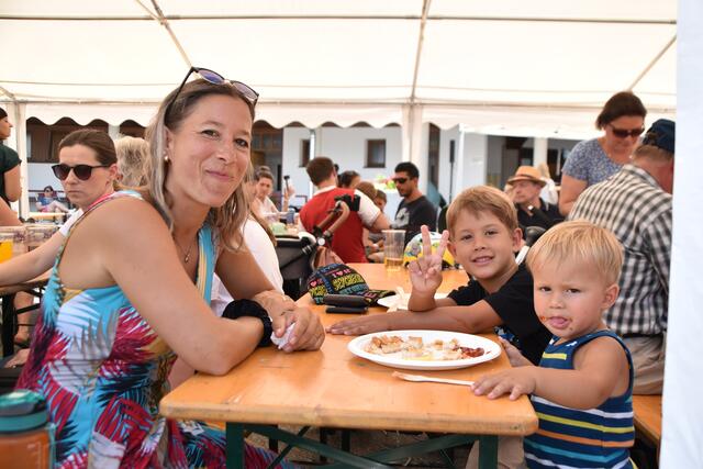 Familie Trattner genoss das kulinarische Angebot am Absamer Sportplatz. | Foto: Kendlbacher