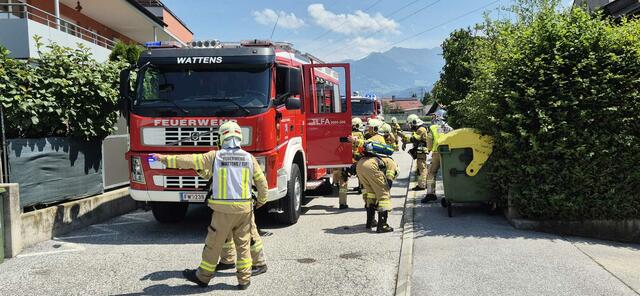 Am Mittwochmittag kam es in Wattens zu einem Wohnungsbrand in einem Mehrparteienhaus. Die Bewohner der angrenzenden Wohnungen mussten evakuiert werden. | Foto: ZOOM.TIROL