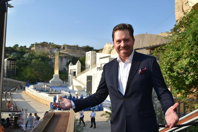 Daniel Serafin, Intendant bei der Oper im Steinbruch, präsentiert stolz die Bühne und das Areal in Sankt Margarethen.  | Foto: Katharina Podiwinsky RMA