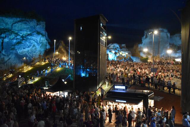 Pause bei der Oper im Steinbruch, bevor die Aufführung in einem spektakulären Finale mündet. | Foto: Katharina Podiwinsky RMA