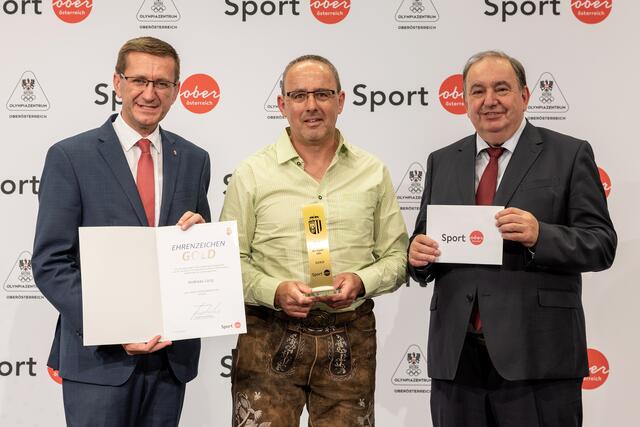 Ein Ehrenzeichen in Gold ging an Andreas Lang aus Altheim (Mitte). | Foto: Sportland OÖ