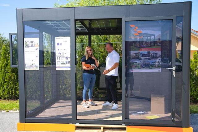 Lena Hofer mit SunElements-Geschäftsführer Stefan Wagner in einem der modern entwickelten Gewächshäuser. | Foto: Alfred Hofer