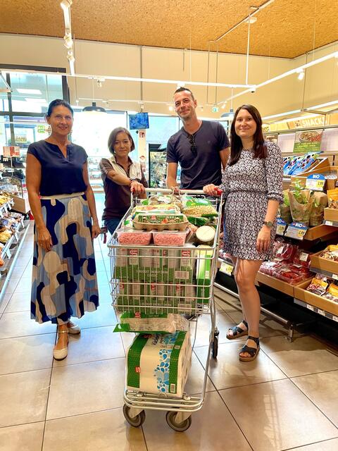 Chefredakteurin Karin Zeiler und Spar-Gänserndorf Marktleiterin Dorisa Grundlböck mit den Gewinnern Dominik Mann und Julia Horvath. | Foto: Elisabeth Bendl