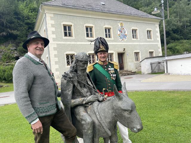 Bezirksschützenkommandant Albert Planitzer (re.) und Peter Moser von den Thomataler Stachelschützen bei der Pfeifenberger-Statue in Thomatal. | Foto: pjw
