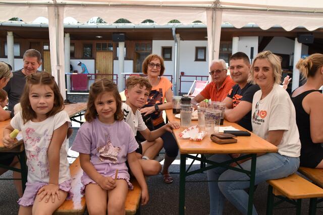 Die Familien Zanon, Schindl und Feichtner genossen die Sommerfrische am Absamer Sportplatz in vollen Zügen. | Foto: Kendlbacher