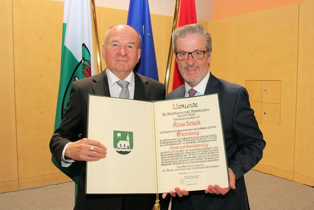 Seinen ehemaligen Vize-Bürgermeister Alois Schalk (l.) hat Engelbert Huber (r.) noch geehrt, jetzt tritt er selbst heuer ab. | Foto: Wutte