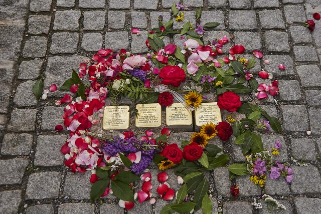 Die Stolpersteine sind unter dem äußeren Torbogen des Schloss Goldegg zu finden. | Foto: Initiative Stolpersteine/Manfred Gartner