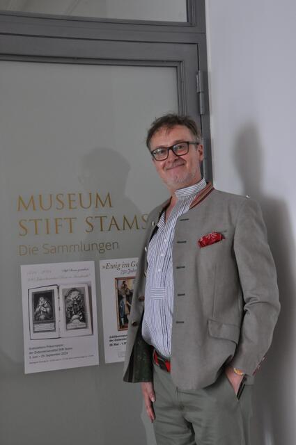 Auf Nachfrage führt Kunsthistoriker Helmuth Oehler Interessierte durch die Ausstellung. | Foto: Helmuth Oehler