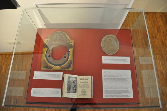 Sakrale und profane Gegenstände rund um das Gnadenbild finden sich in der kleinen Sonderausstellung des Stiftsmuseums. | Foto: Helmuth Oehler