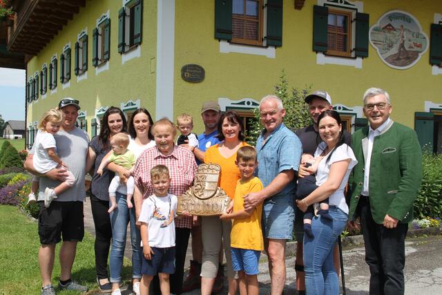 Das Sterzl- oder Pfarrhubgut in Thalgau ist nun ein Erbhof. Im Bild: Landesrat Josef Schwaiger (rechts) mit den Bauersleuten Christine und Martin Haas sowie der ganzen Familie. | Foto: Land Salzburg/Melanie Hutter