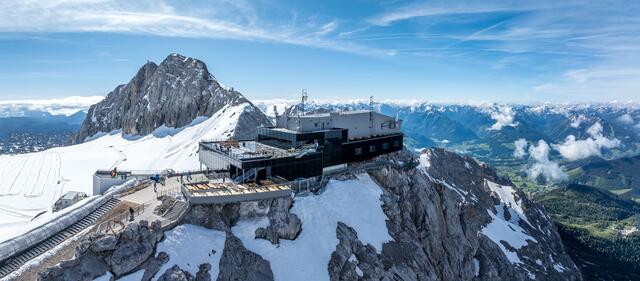 Dämmen auf Österreichs höchstgelegener Baustelle. | Foto: Steinbacher