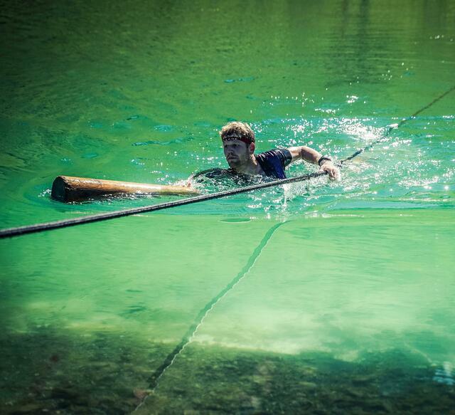Mit einem Baumstamm ging es durch den See. | Foto: Hofstätter