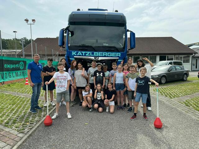 Beim Workshop mit dem Titel "ToWi – Toter Winkel" bot sich den Andorfer Schülern die Gelegenheit, den toten Winkel bei LKWs kennenzulernen. | Foto: MS Andorf