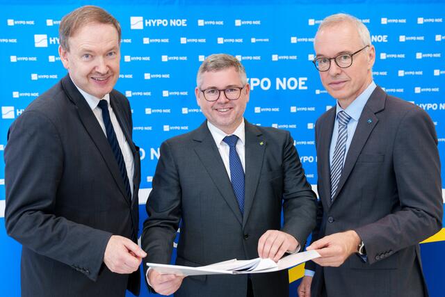 Prof. Christian Helmenstein, Leiter Economia Institut für Wirtschaftsforschung, Finanzlandesrat Ludwig Schleritzko und HYPO NOE Vorstand Wolfgang Viehauser  | Foto: HYPO NOE/Bollwein 