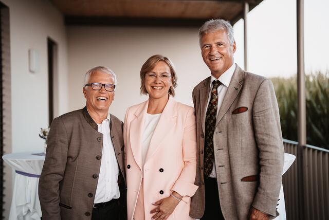 Altbürgermeister Franz Hierzer mit Bürgermeisterin Karin Stromberger und BH Manfred Walch, der die Angelobung vornahm. | Foto: Michaela Lorber